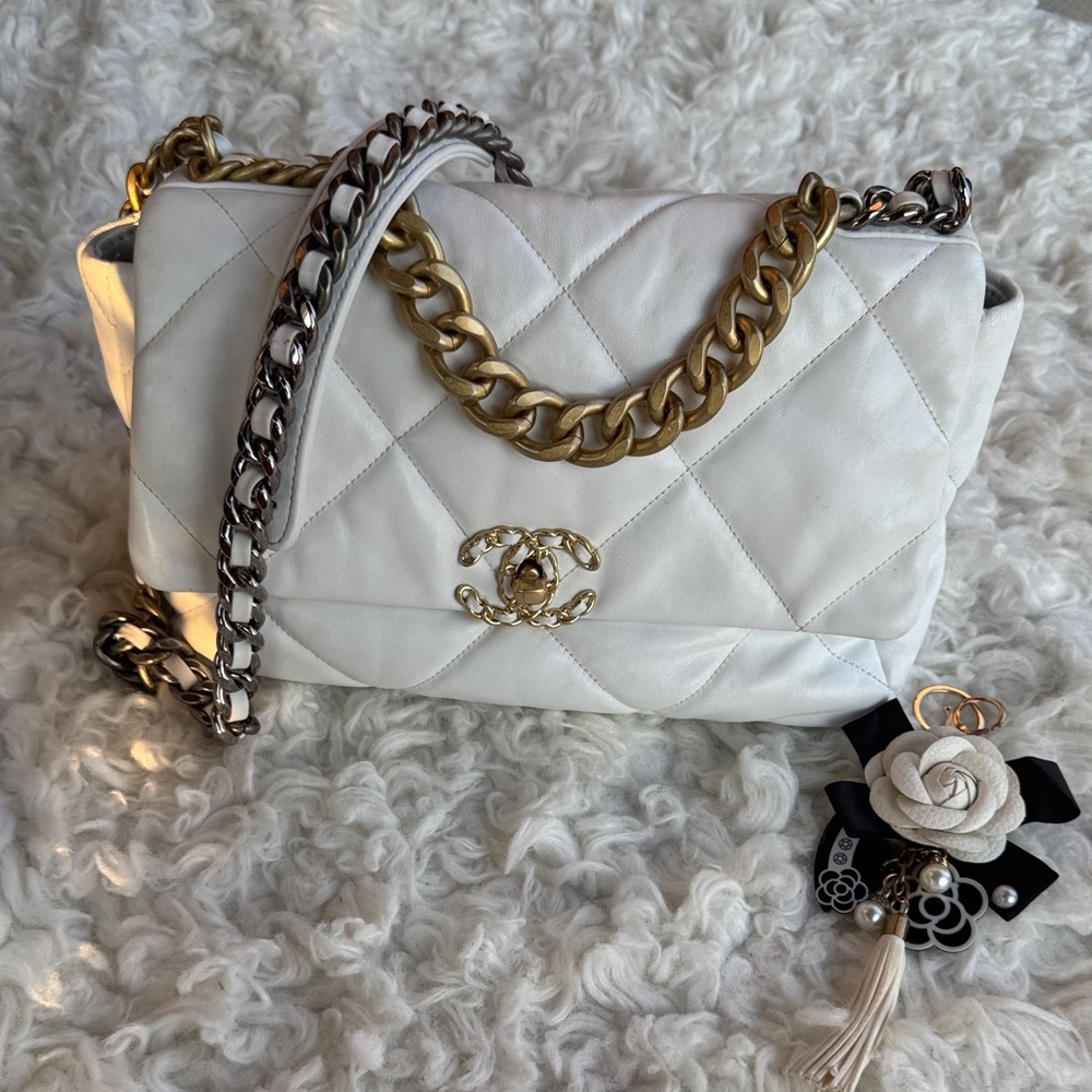 CHANEL White Quilted Shoulder Bag with Gold and Silver Chains